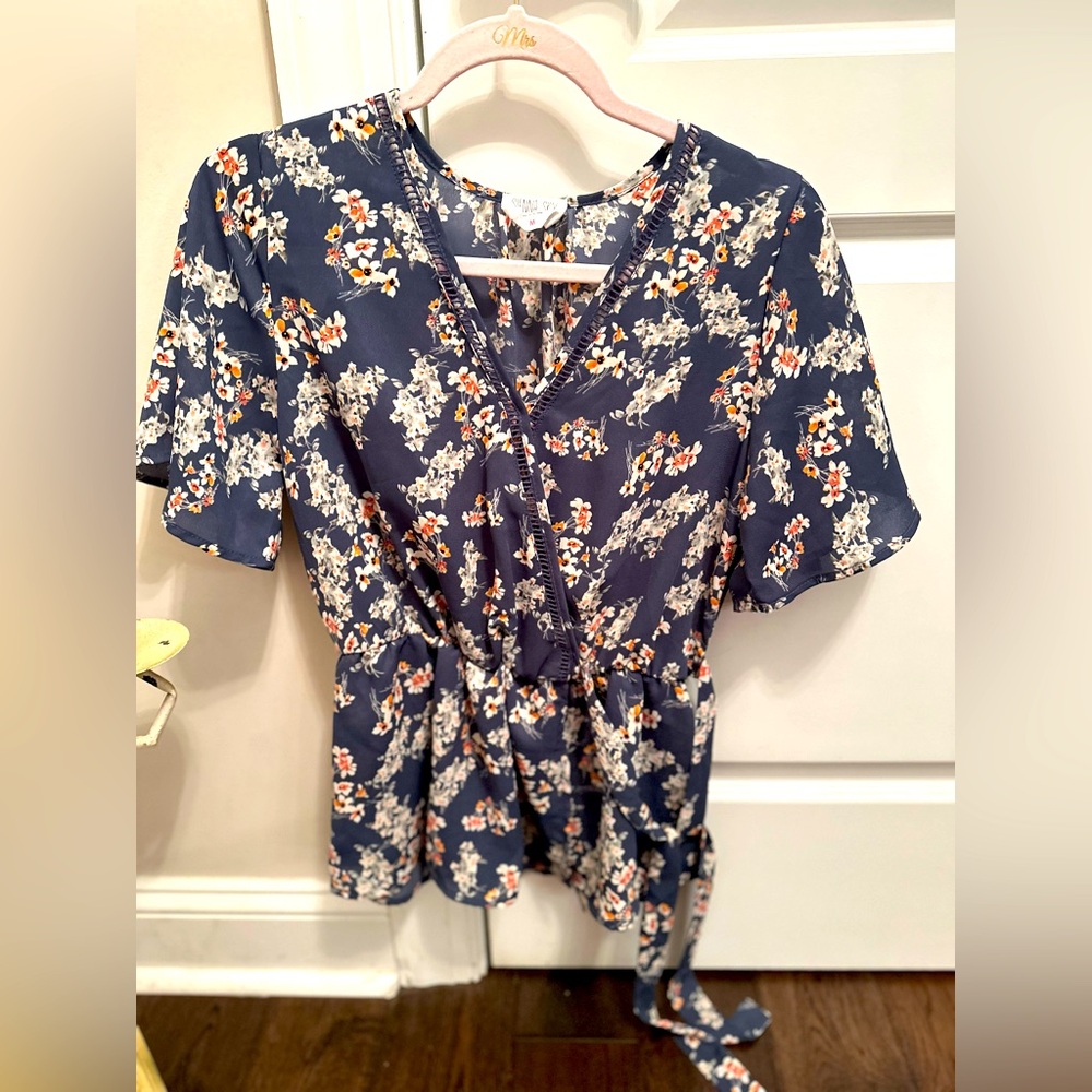 Ladies Boho top by Sienna Sky, Size Medium. Short sleeve
